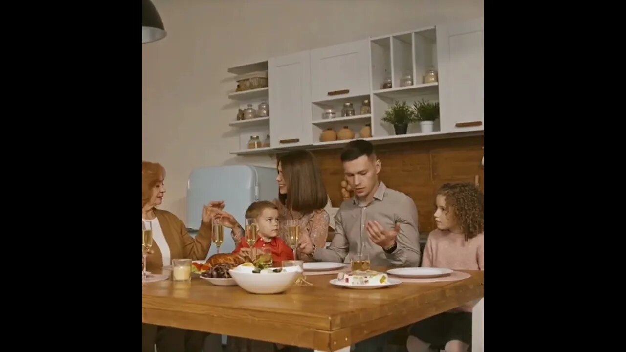 Thanksgiving 2022 | Family Praying #thanksgiving2022 #shorts #short #food #eating 40 Seconds #2