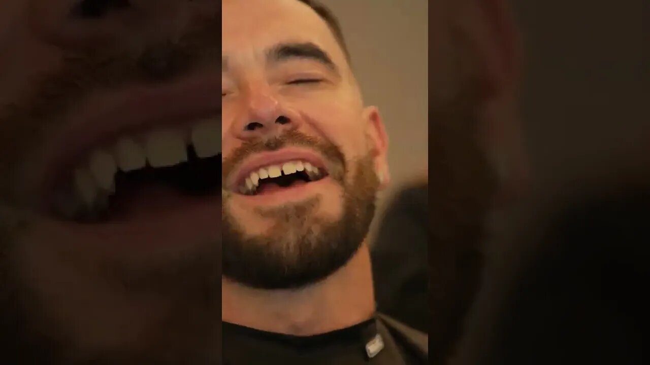 This mans haircut was so good he gave his barber a kiss!