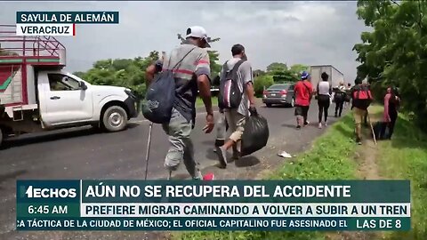 ¡NADA LO DETIENE! Andrés camina con una sola pierna en la caravana migrante: lo hace por su hija
