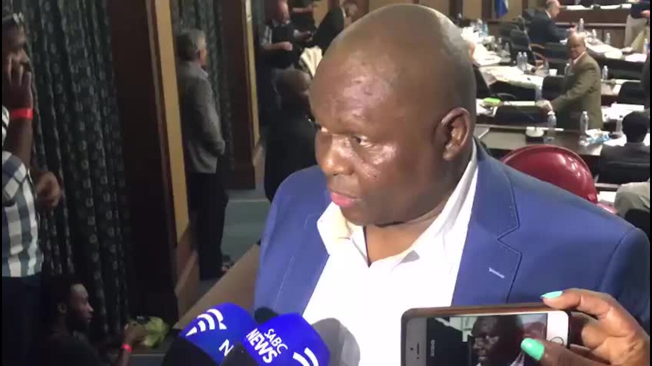 Move to have Trollip ousted fails (ZsY)