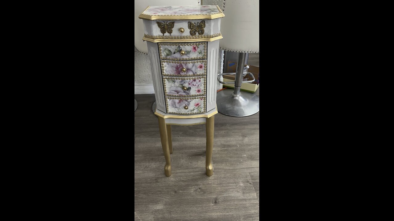 Jewellery armoire