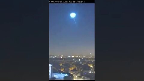 Meteoro ilumina o céu da França, visto de Paris.