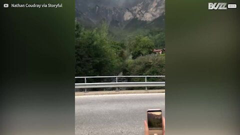 Pericolosissimo: un fiume di detriti distrugge le strade