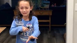 Menina é alvo de pegadinha do cocô falso!