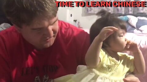 Foreigner Becomes Chinese Teacher, Teaches Daughter Chinese