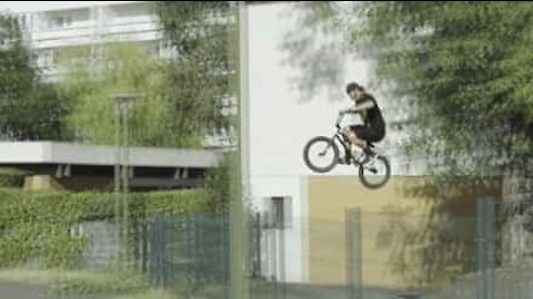 En BMX, il fait une chute spectaculaire