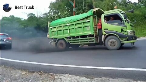 Truck Pasir Tancap Gas Di Tanjakan