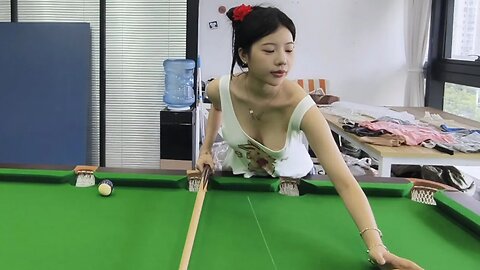 甜美的贝贝，打台球很爱笑