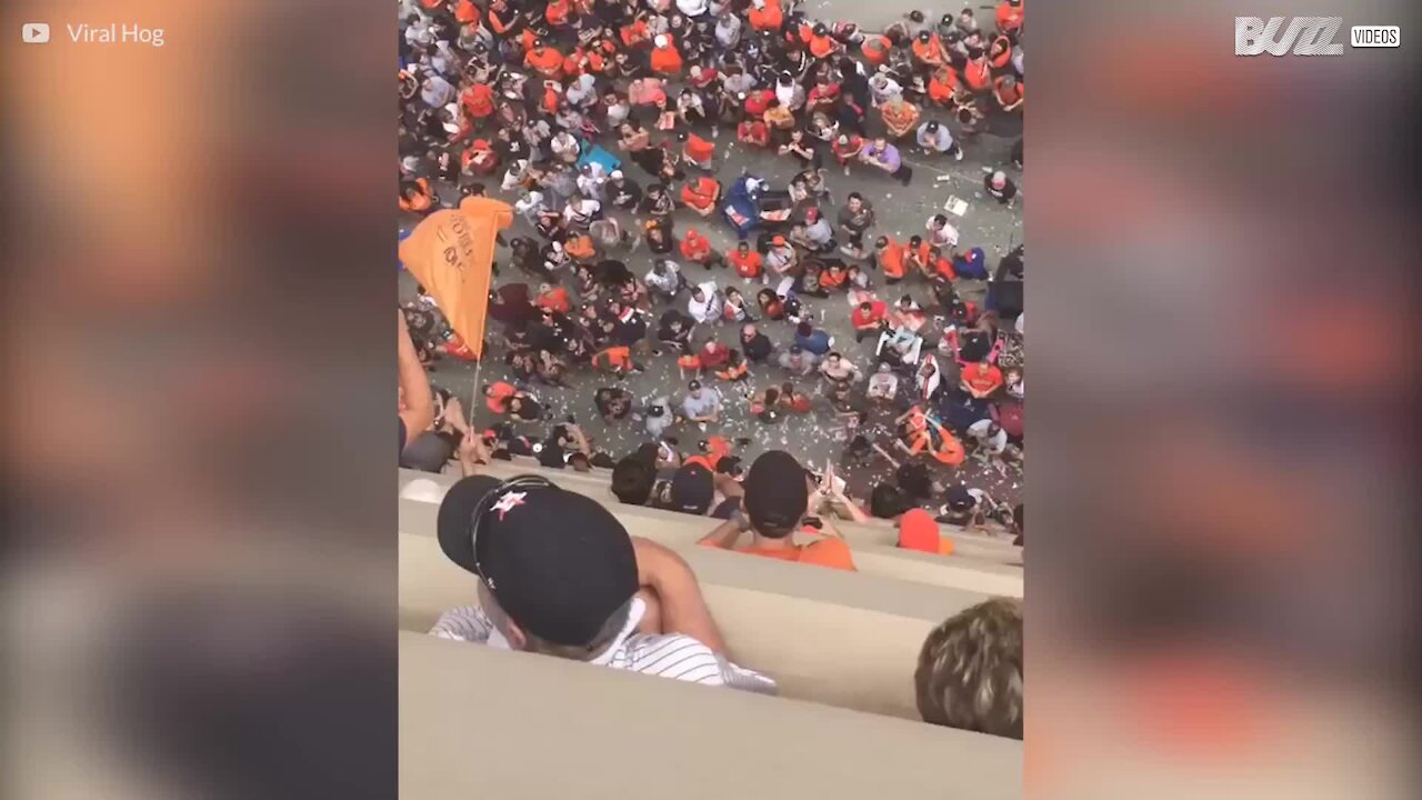 Les supporters des Astros de Houston font équipe pour rendre son chapeau à une femme