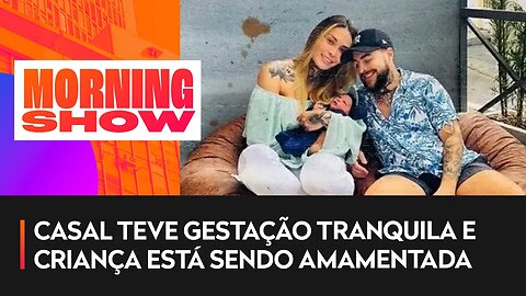 Homem trans dá à luz a bebê com mulher trans