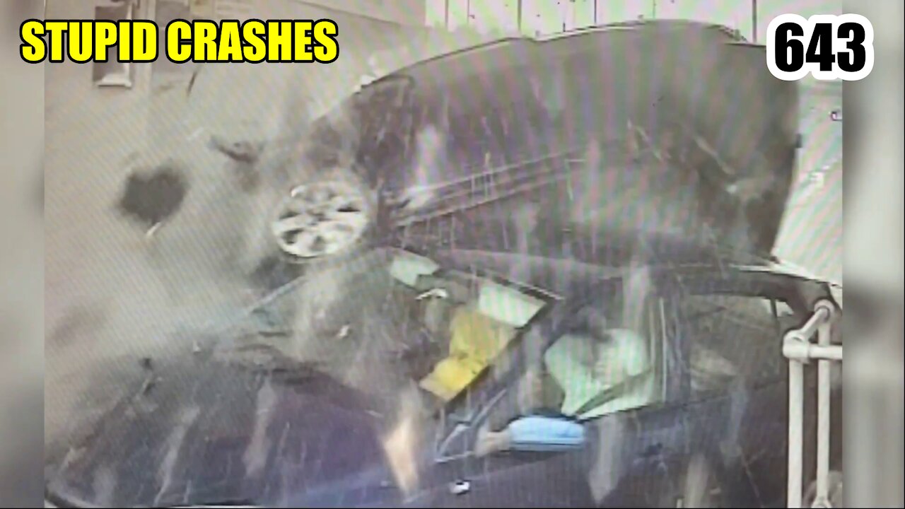 Stupid driving mistakes 643 (October 2021 English subtitles)