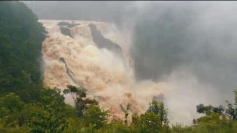 Drone cattura incredibili immagini di una cascata australiana
