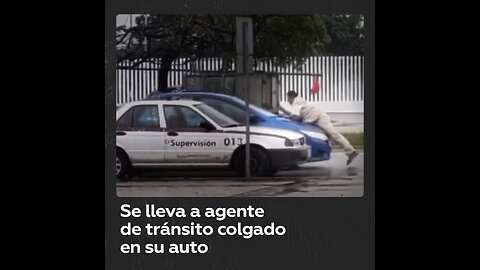 Chofer lleva sobre su auto a un agente de tránsito