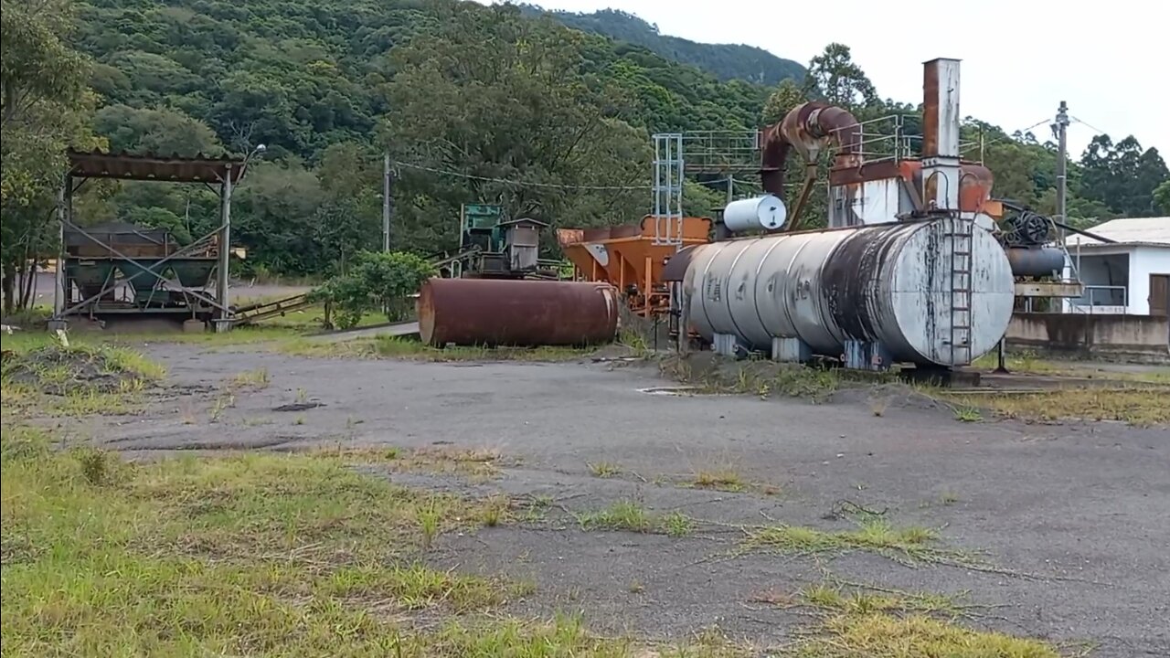 Usina de asfalto do DAER desativada na entrada da pedreira de Osório/RS