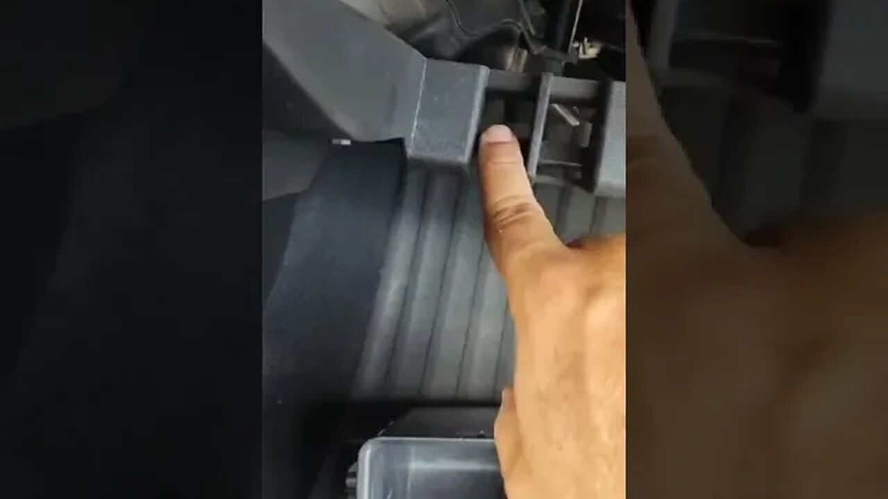 Mostrando como que e quando tira o porta objetos do Novo Onix #shorts