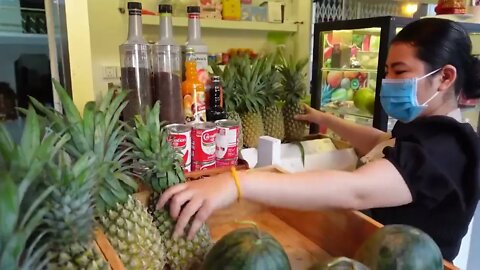 Making 100% Fresh Fruit Juice!