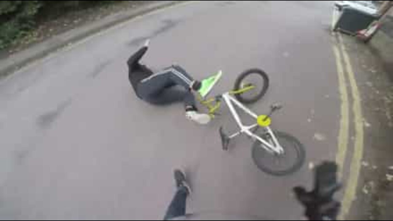 Un voyou tente de voler une vieille dame
