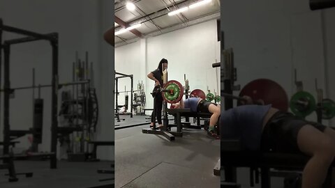 319.7lbs/145kg bench press ft. girl powerlifter who wants me to die 😆