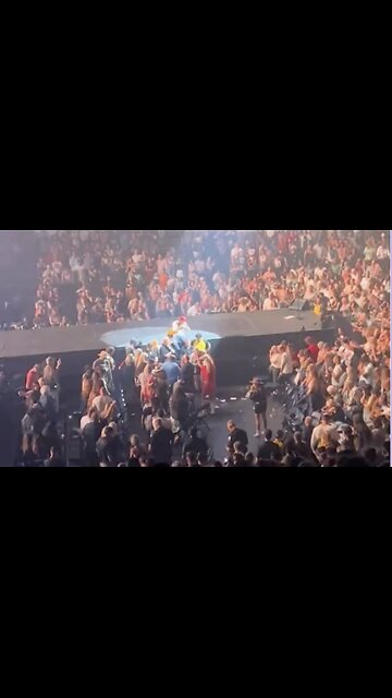 The Moment Tom Rhett Leeds Arena in Prayer After Medical Emergency