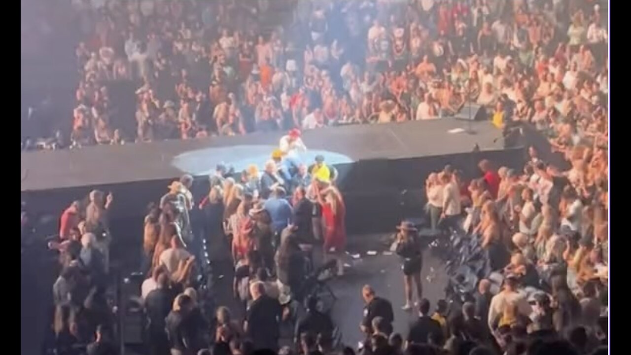 The Moment Tom Rhett Leeds Arena in Prayer After Medical Emergency