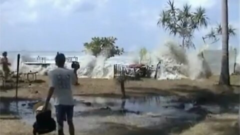 TAILÂNDIA TSUNAMI PEGO NA CÂMERA | 26 DE DEZEMBRO DE 2004 RAW FOOTAGE
