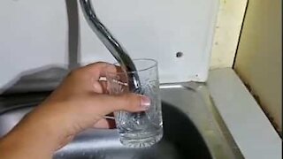 Torneira bizarra aspira água em vez de expelir