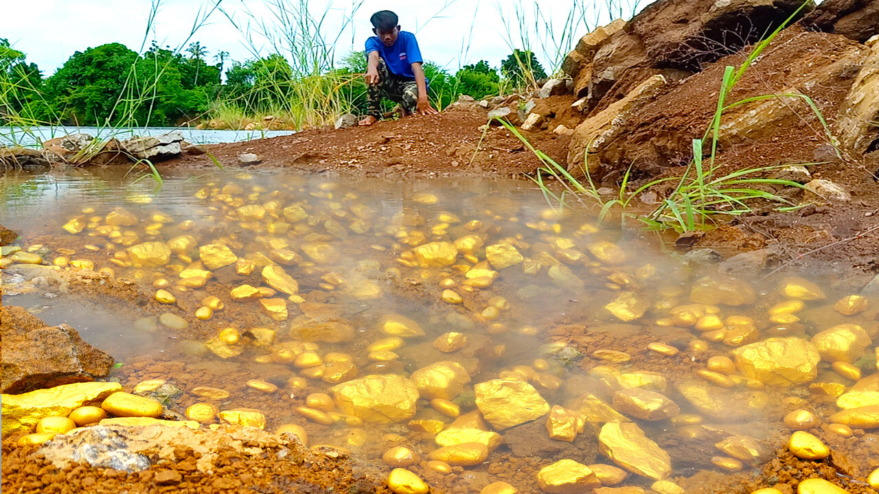 amazing day! a gold miner found a lot of gold under stone at mountain million years