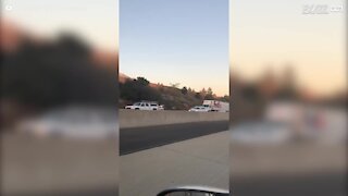 California: aeroplano cade in autostrada