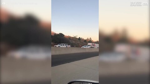 California: aeroplano cade in autostrada