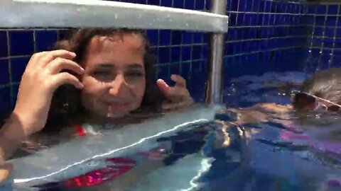 ME MACHUQUEI NA PISCINA - SOCORRO ! 3 irmãs demais