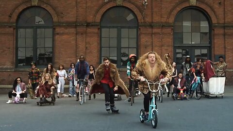 MACKLEMORE & RYAN LEWIS - THRIFT SHOP FEAT. WANZ (OFFICIAL VIDEO)