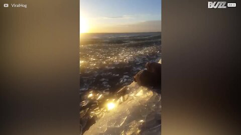 incroyables vagues de glace sur un lac des États-Unis