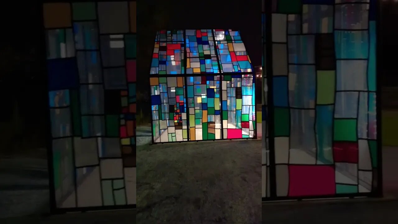 Tom Fruin's glass house like Nona Orlando, Florida