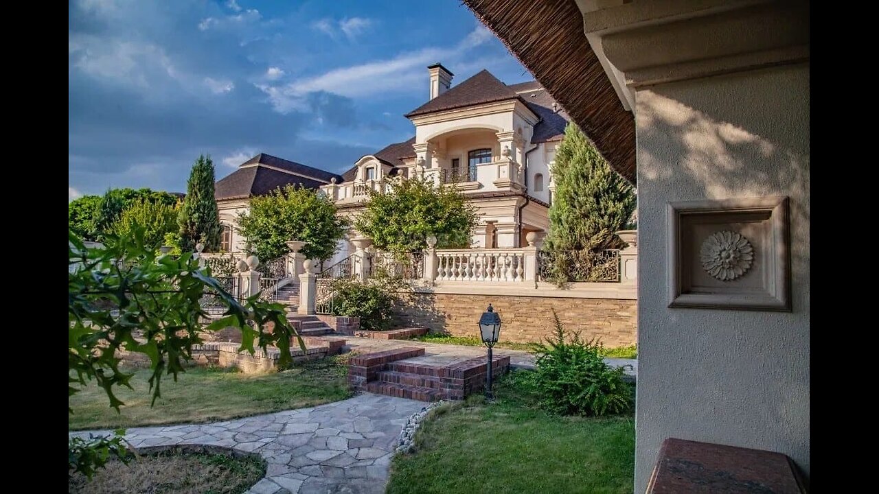 VTUBER Visits Ukrainian Expensive Neighborhoods