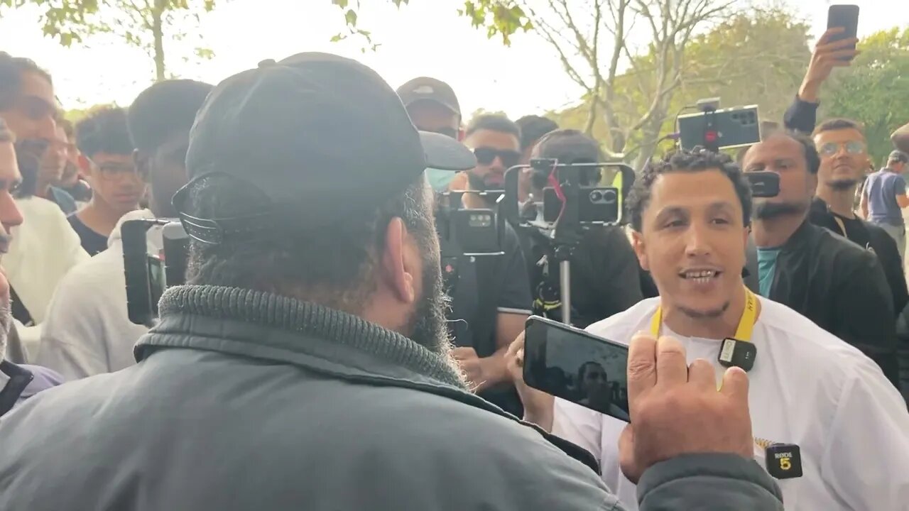 Shia, khawariji team up against Salafi in speakers corner.