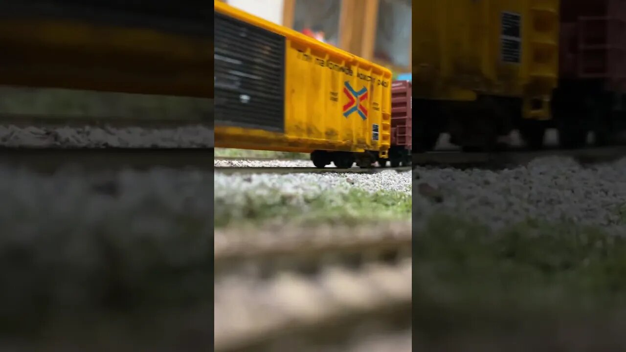 N Scale Norfolk Southern descends a hill
