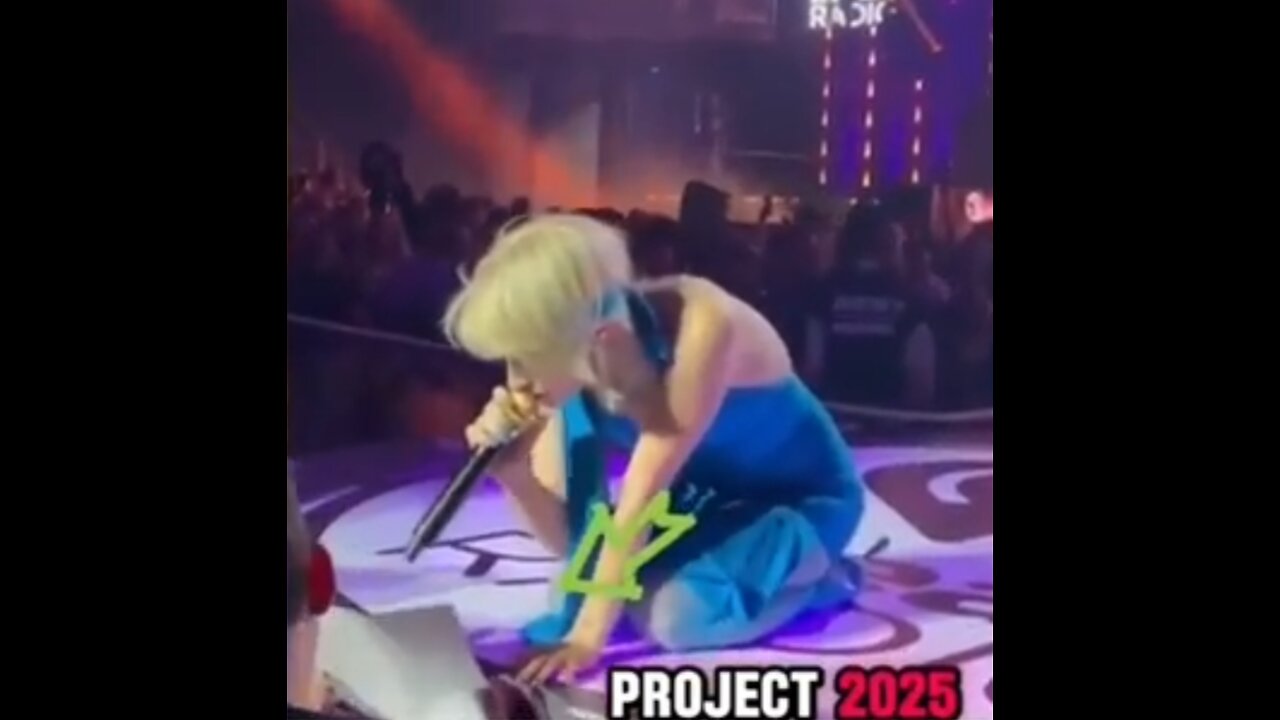 Haley Williams Caught Reading Anti-Trump Movie Script During Iheartradio Awards