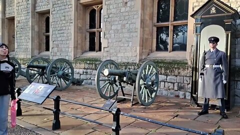 Disrespectful tourist told off. Theses are real soldiers 17 November 2022 #toweroflondon