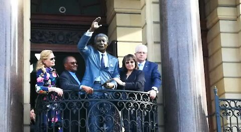 UPDATE 1 - Nelson Mandela statue unveiled in Cape Town (SgZ)