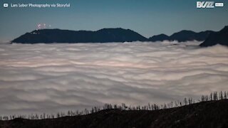 Ce ralenti nous offre une mer de nuages sur Colorado Springs