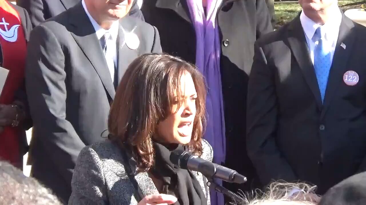 🚨 Unearthed Video Shows Kamala Harris Snapping Over “Merry Christmas”