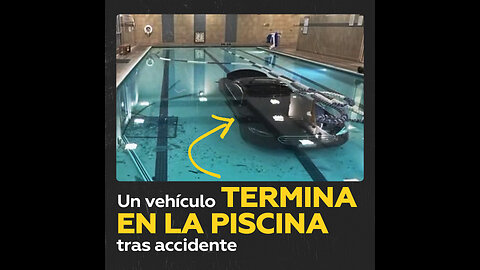 Conductor choca y acaba en una piscina de gimnasio en California