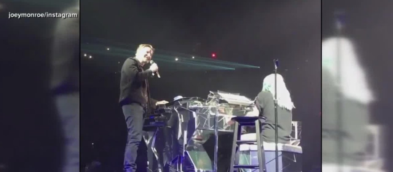Bradley Cooper sings with Lady Gaga in Vegas