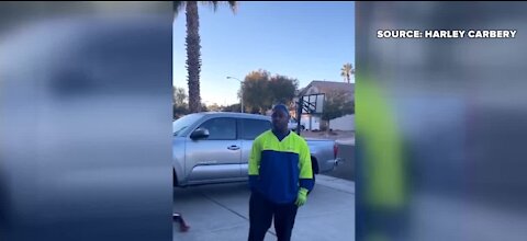 Las Vegas sanitation worker sings Christmas song to kids