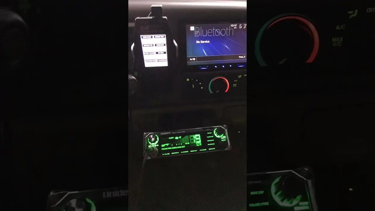 Uniden 885 Hybrid CB/Scanner is installed..