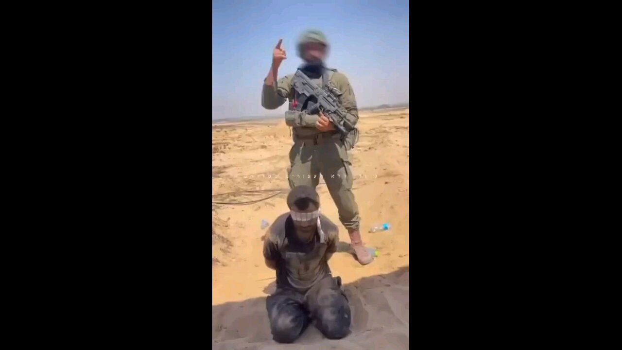 مصادر صحفية: "جندي إسرائيلي يتفاخر باعتقاله مدنيين والتنكيل بهم في قطاع غزة".