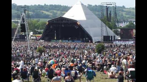 Marriage proposal during the Glastonbury Festival