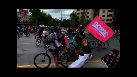 Ciclistas de Boric agreden a manifestantes Pro Kast en Plaza Italia / 12-12-2021