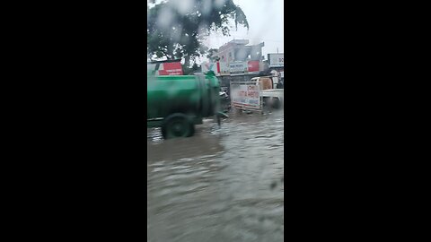 फरीदाबाद में इतनी तेज बारिश हुई की गलियां नदिया बन गई।