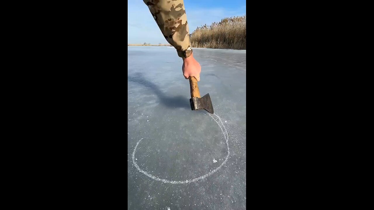 Fish 🐟 Hunting techniques in frozen 🥶 lake